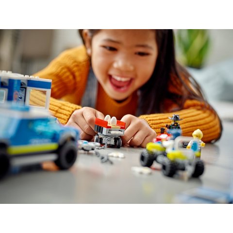 Конструктор LEGO City Полицейский грузовик с мобильным центром управления (60315) Превью 6
